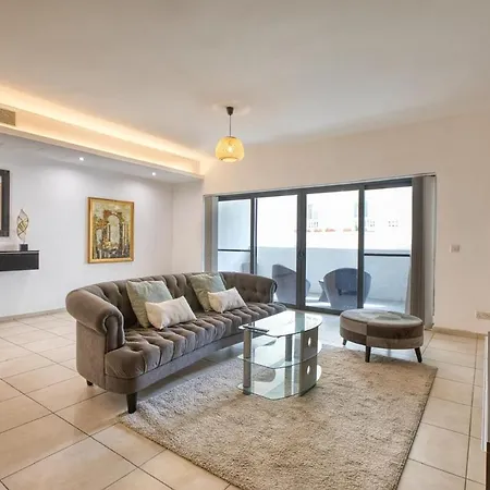 Spacious 3 Bedroom In St Julians San Ġiljan