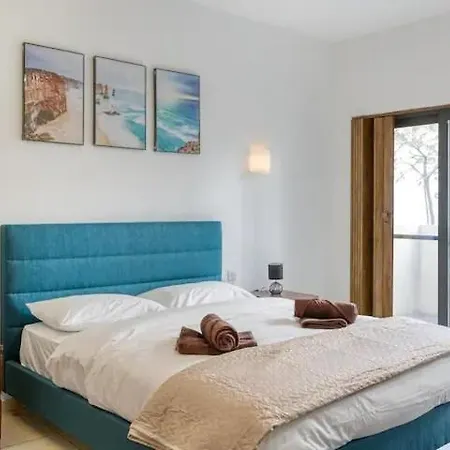 Apartment Spacious 3 Bedroom In St Julians *