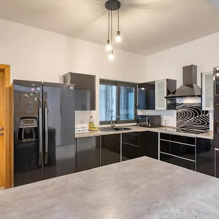 Spacious 3 Bedroom In St Julians