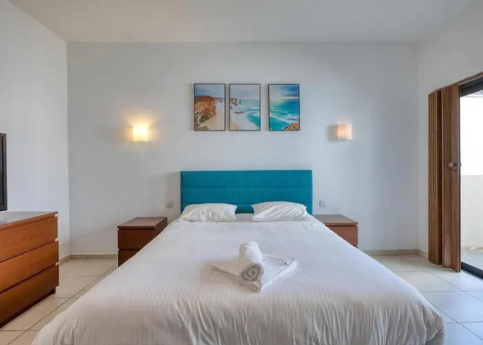 Spacious 3 Bedroom In St Julians Lejlighed