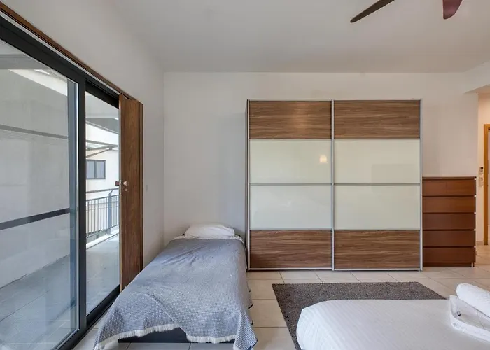 Spacious 3 Bedroom In St Julians Lejlighed