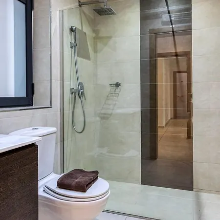 Spacious 3 Bedroom In St Julians Apartmán *