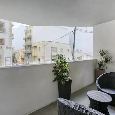 Spacious 3 Bedroom In St Julians Apartament *