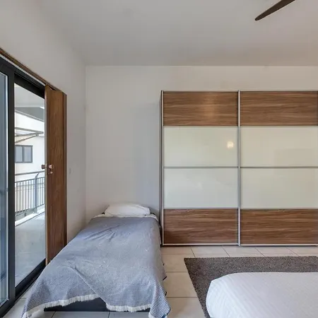 Spacious 3 Bedroom In St Julians Apartament
