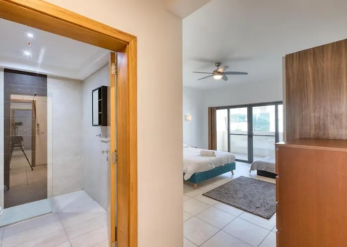 Spacious 3 Bedroom In St Julians Apartament