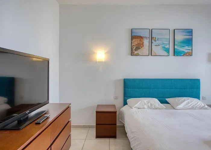 Spacious 3 Bedroom In St Julians Appartamento