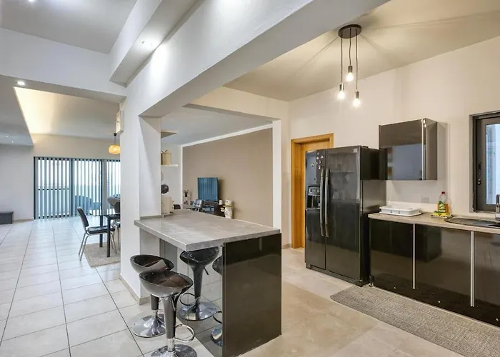 Spacious 3 Bedroom In St Julians San Giuliano